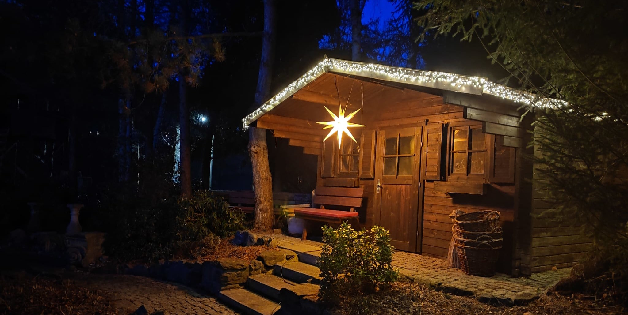 kleine Bank mit rotem Sitzkissen, bei Nacht